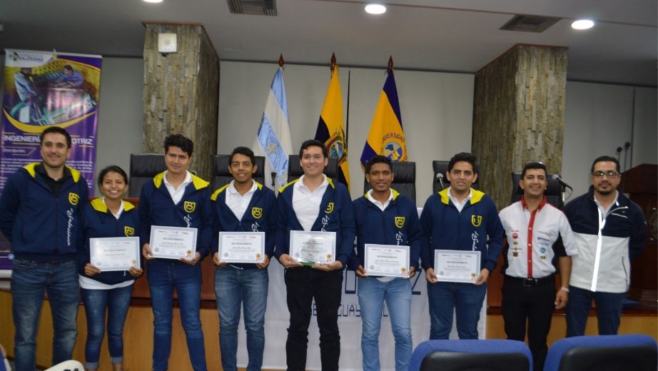 Estudiantes junto a docentes y organizador de las olimpiadas.