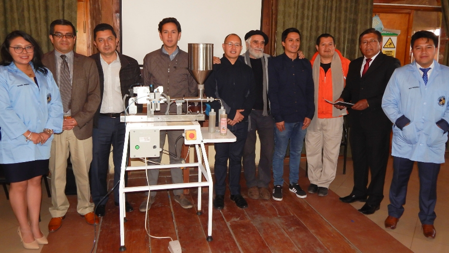 Estudiantes, profesores, personal administrativo de la fundación reciben la máquina dosificadora - envasadora de champú en la comunidad salesiana de Salinas de Guaranda