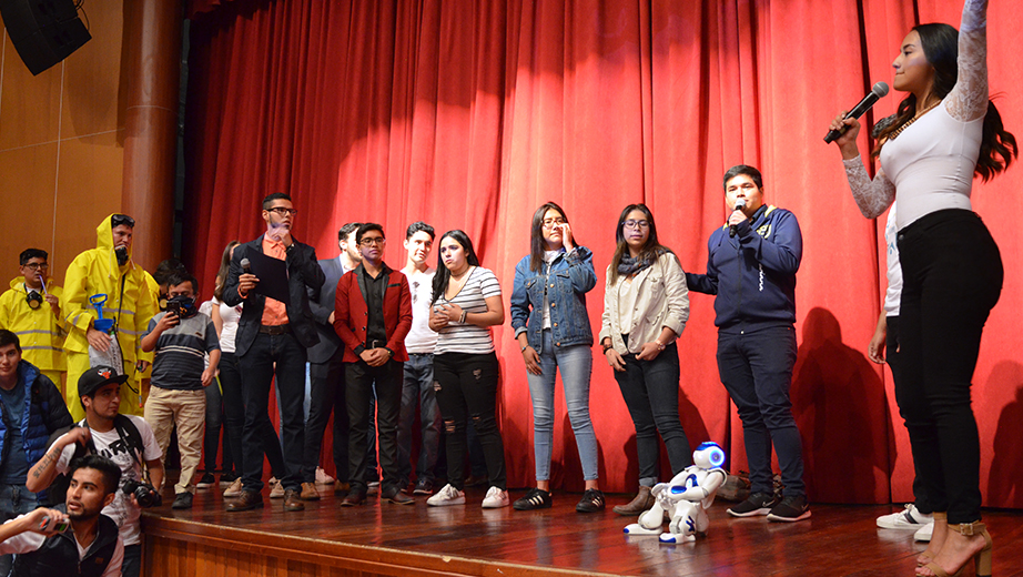 Estudiantes participando en las actividades preparadas  en la bienvenida universitaria