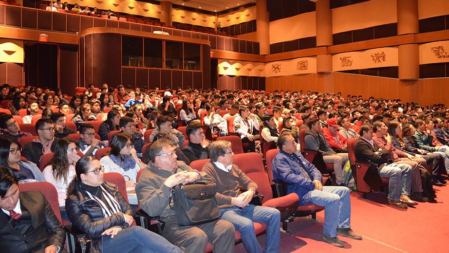 Estudiantes, profesores y autoridades durante la bienvenida universitario