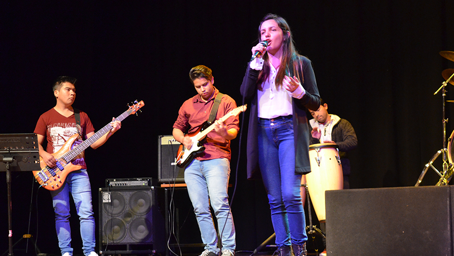 Grupo de música moderna durante la bienvenida universitaria