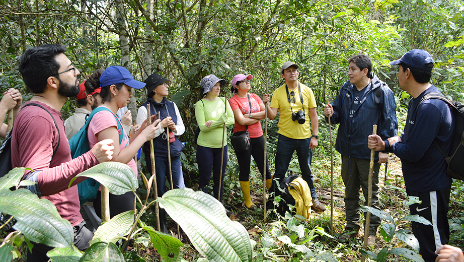 Participantes de la gira académica a la estación biológica Kutukú en el oriente ecuatoriano