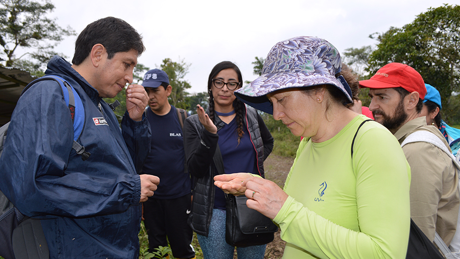 Participantes de la gira académica a la estación biológica Kutukú en el oriente ecuatoriano