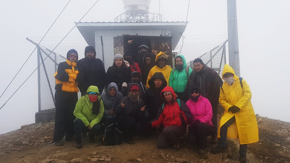 Docentes de Ambiental en el Radar de lluvias CAXX en el Parque Nacional Cajas (4450 m s.n.m)