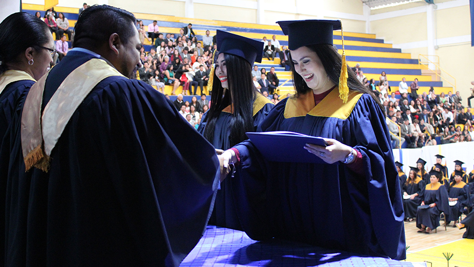 Investidura y entrega de título de pregrado a los graduados de la carrera de Psicología