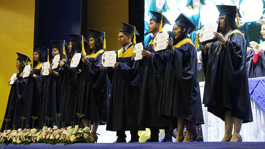 Investidura y entrega de título de pregrado a los graduados de la carrera Administración de Empresas