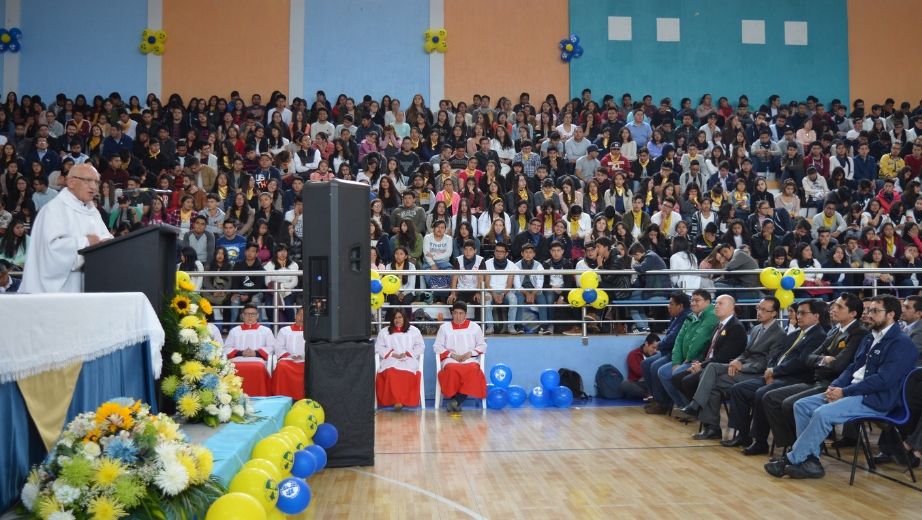P. Javier Herrán, preside la eucaristía realizada en el coliseo universitario