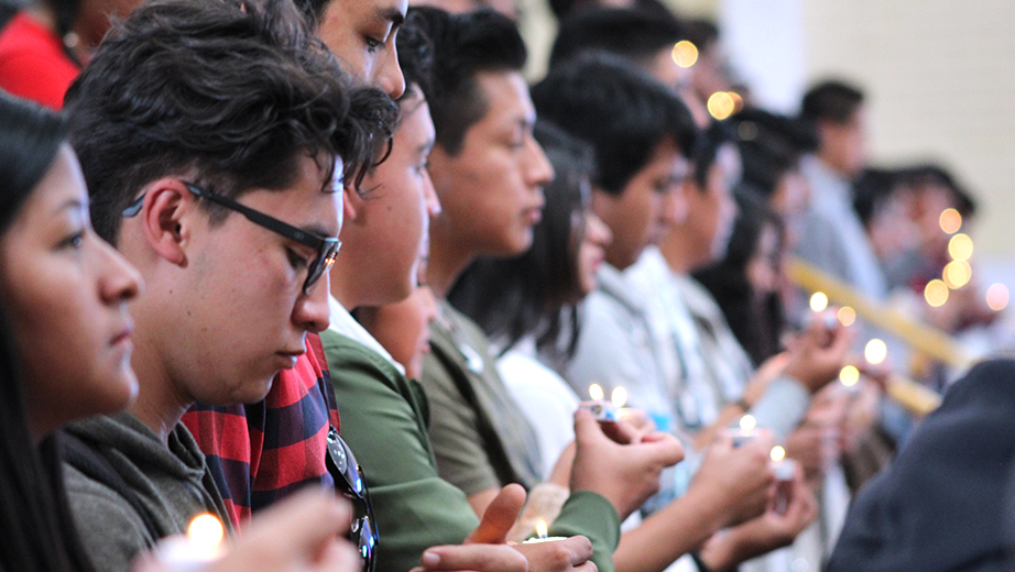 Estudiantes encienden velas como señal de que son portadores de luz y sabiduría