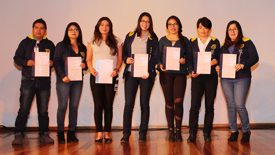 Entrega de certificados al personal administrativos en el Aula Magna del campus El Girón