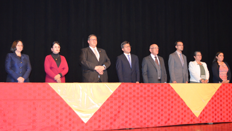 Mesa directiva del congreso (de izq.) Victoria Jara, Adriana Verdugo, Bernardo Vega, Pablo Vanegas,  P. Javier Herrán, Fernando Pesántez, Yadira Cabrera