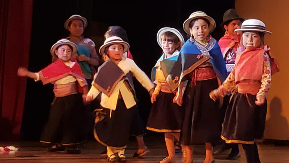 Niñas y niños de la escuela Tránsito Amaguaña durante el homenaje