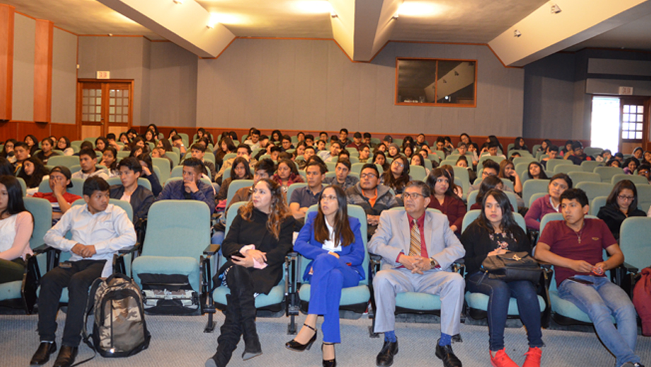 Estudiantes presentes al lanzamiento de nuevo proceso de Tutorías entre Pares (TEPes) para el periodo 53