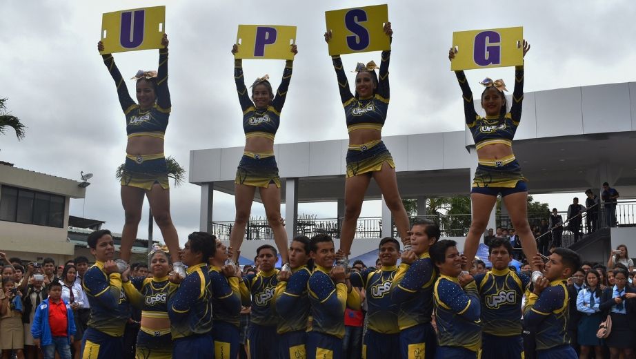 Presentación del grupo cultural de Cheerleaders.