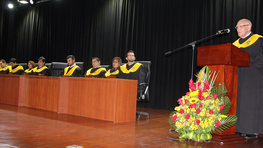 Padre Javier Herrán, rector de la UPS, durante su intervención