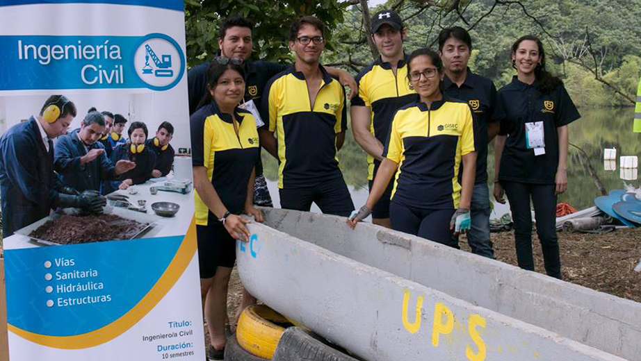 Estudiantes de Ingeniería Civil junto al prototipo en el  concurso nacional de Canoas de Concreto