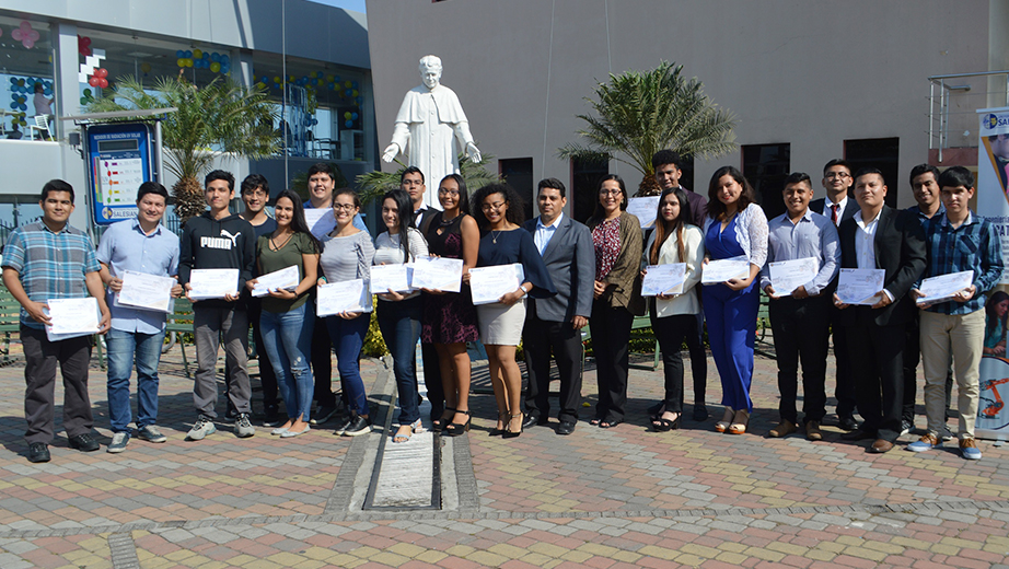 Estudiantes de los diversos semestres que participaron del concurso