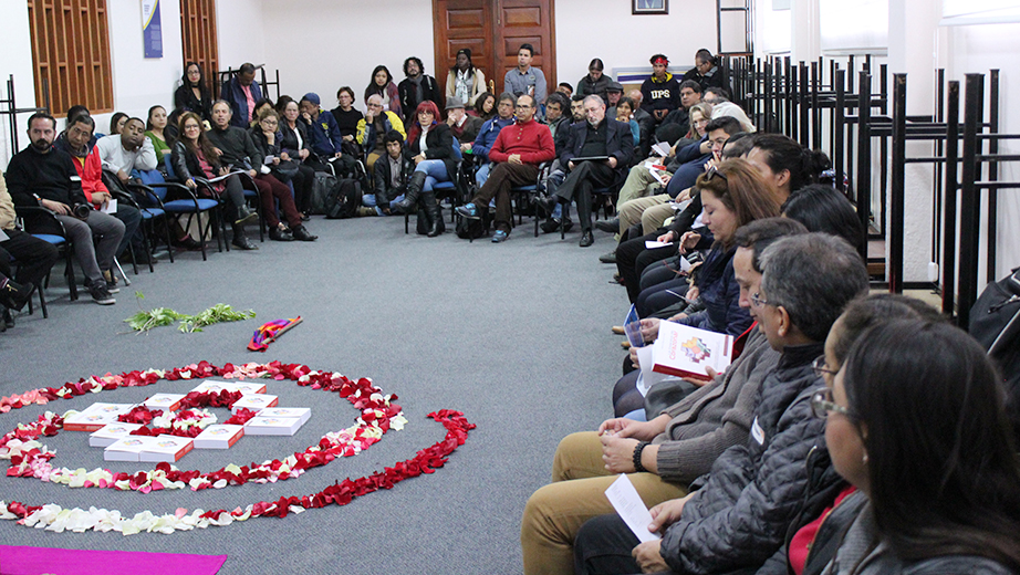 0Asistentes a la presentación del libro al ritmo de música andina y poesía