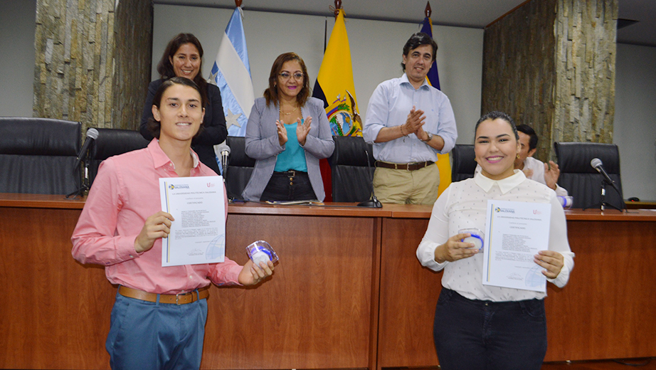 Estudiantes de Administración de Empresas recibiendo reconocimiento