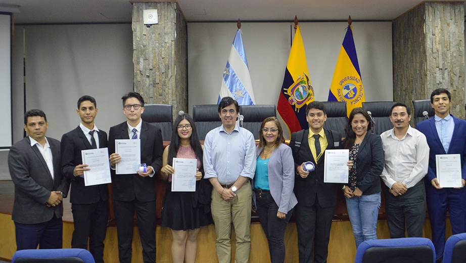 Estudiantes de Mecatrónica junto a las autoridades de la UPS