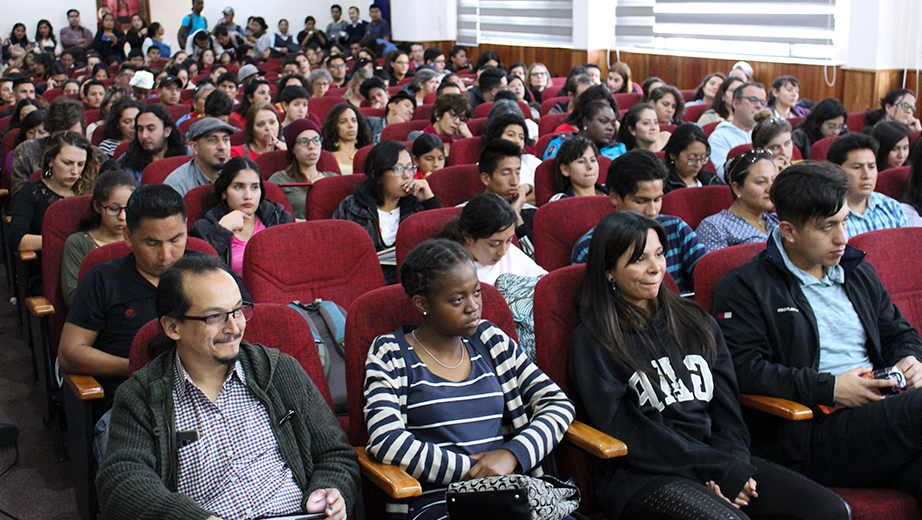 Académicos, estudiantes y profesionales durante la conferencia en el Monseñor Cándido Rada, campus El Girón