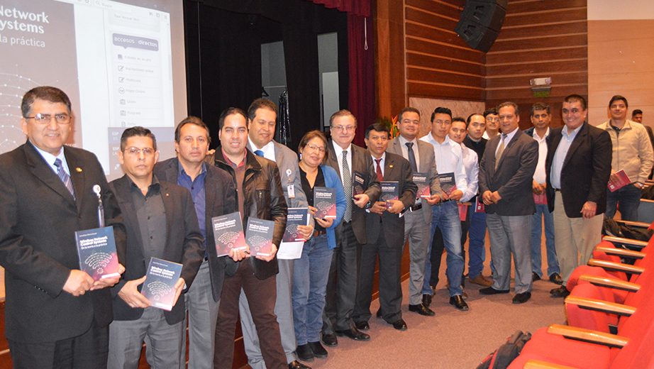 Autores y profesores de La Salesiana durante la presentación del libro