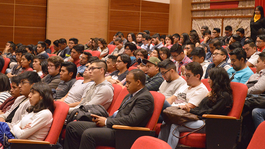 Estudiantes que asistieron a la presentación del libro