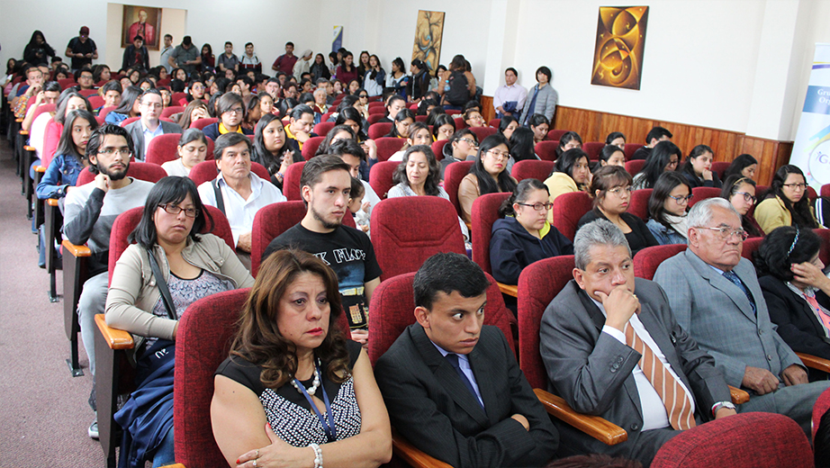 Estudiantes y profesores en el auditorio Monseñor Cándido Rada, campus El Girón