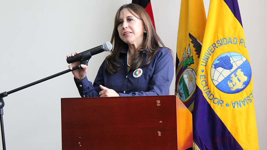 Miriam Gallegos, coordinadora del libro durante su intervención