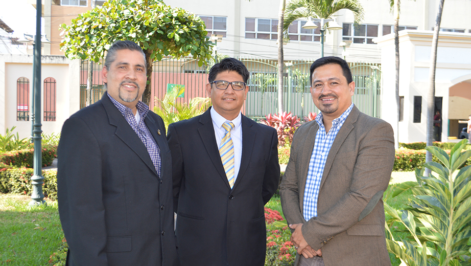(de izq.) Roberto Briones, Víctor Iza y José Miguel Peláez, docentes de la sede Guayaquil