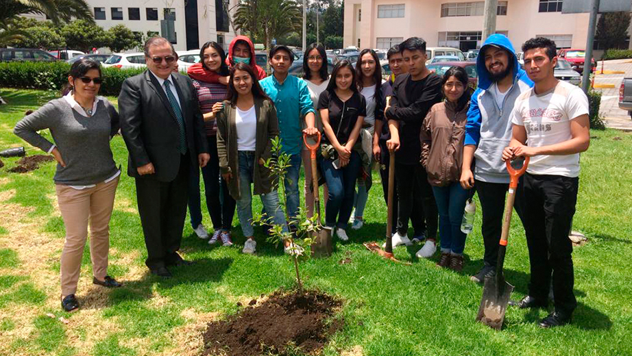 Estudiantes y autoridades de La Salesiana sede Quito en la plantación de varias especies nativas