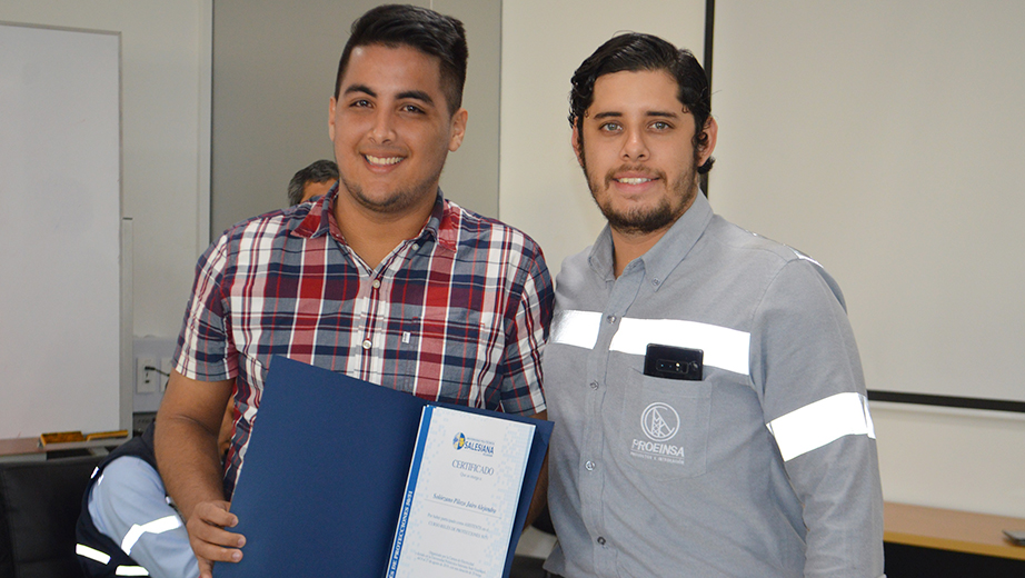 Estudiantes reciben certificado de actualización en conocimientos