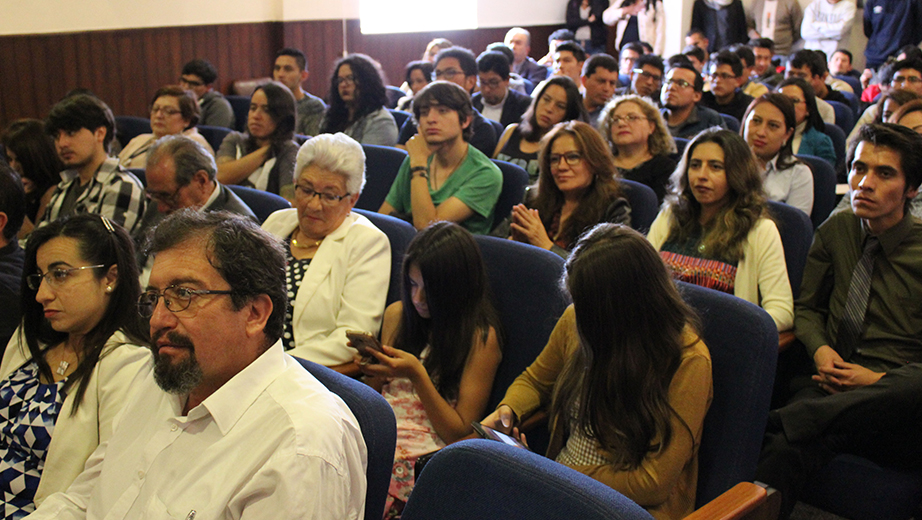 Profesionales, docentes y estudiantes en la presentación del libro en el auditorio Óscar Romero del campus El Girón