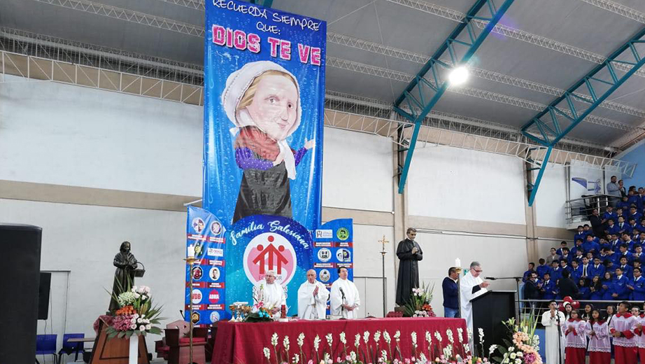 Eucaristía celebrada en el coliseo universitario de la Sede Cuenca