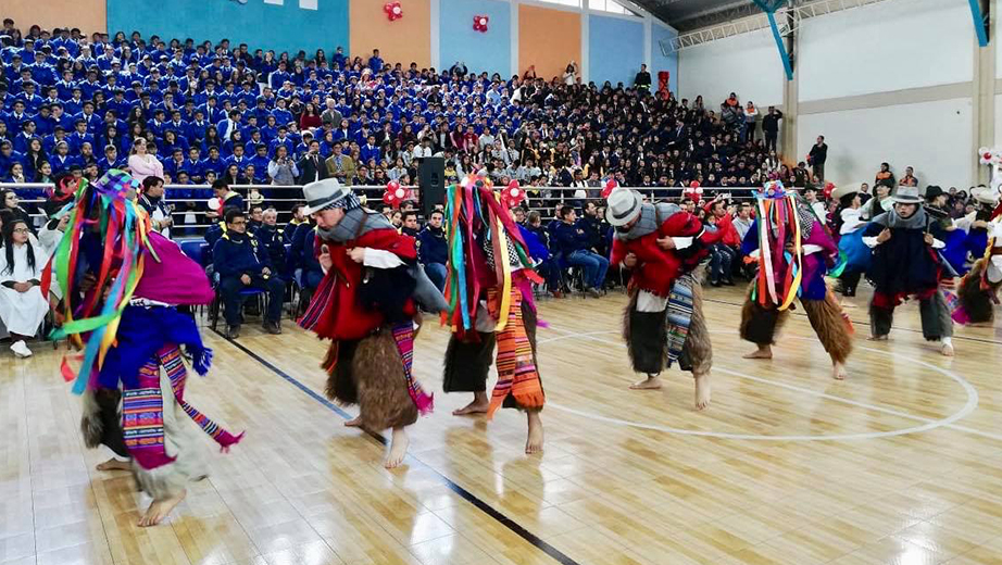 Grupo de danza folclórica en su presentación