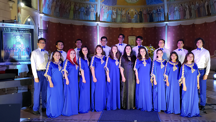 Presentación del grupo coral en la capilla del seminario mayor Santo Tomás de Aquino de Pamplona, Colombia