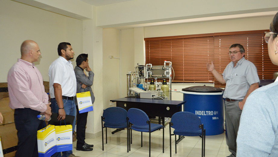 Representantes de las empresas visitan los laboratorios de la sede Guayaquil