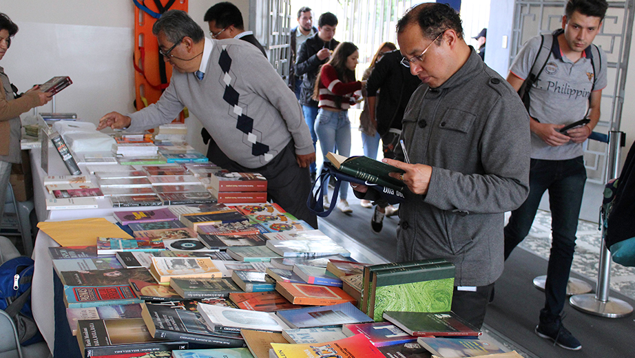 Feria de libro desarrollado en los espacios del campus El Girón