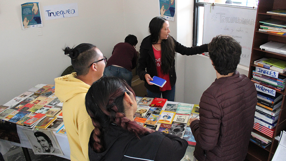 Estudiantes intercambian libros, enciclopedias o CD en la feria