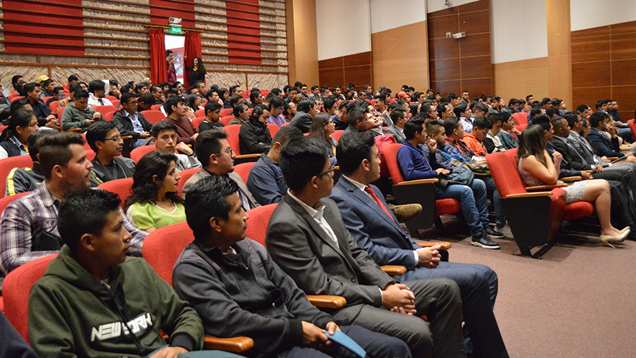 Estudiantes y docentes de las diferentes carreras de ingeniería en el PES DAY 2019