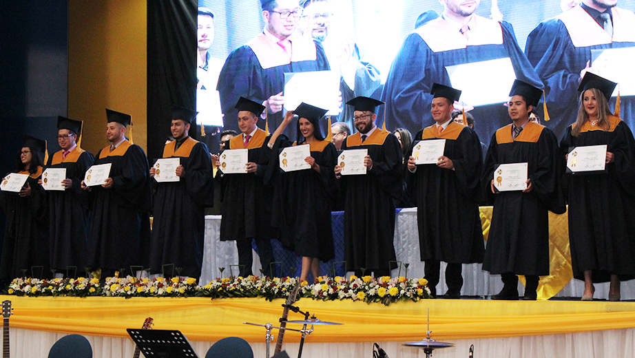 Investidura y entrega de títulos de tercer nivel a los nuevos profesionales en el coliseo del campus El Girón