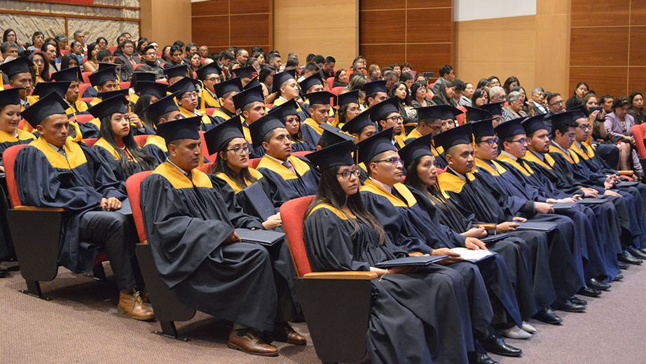 Investidura y entrega de títulos a los nuevos profesionales en el Aula Magna del campus Sur