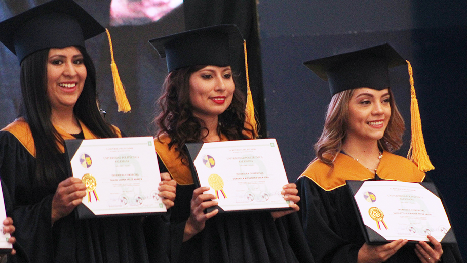 Graduadas de Administración de Empresas reciben su título profesional