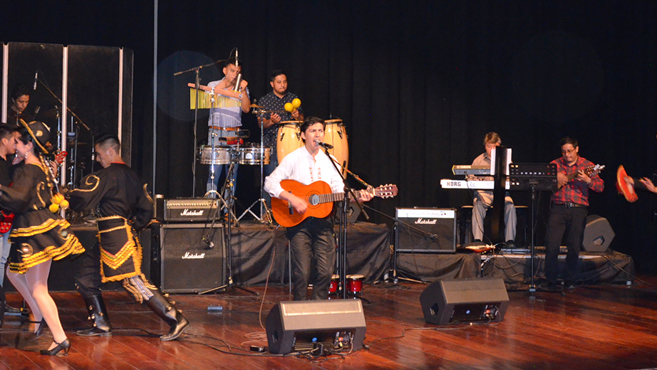 Byron Llivicura de la carrera de Ingeniería Mecánica, ganador del primer lugar en el Festival de Voces Santa Cecilia