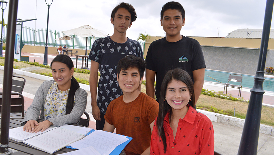 Estudiantes iniciaron clases en la sede Guayaquil