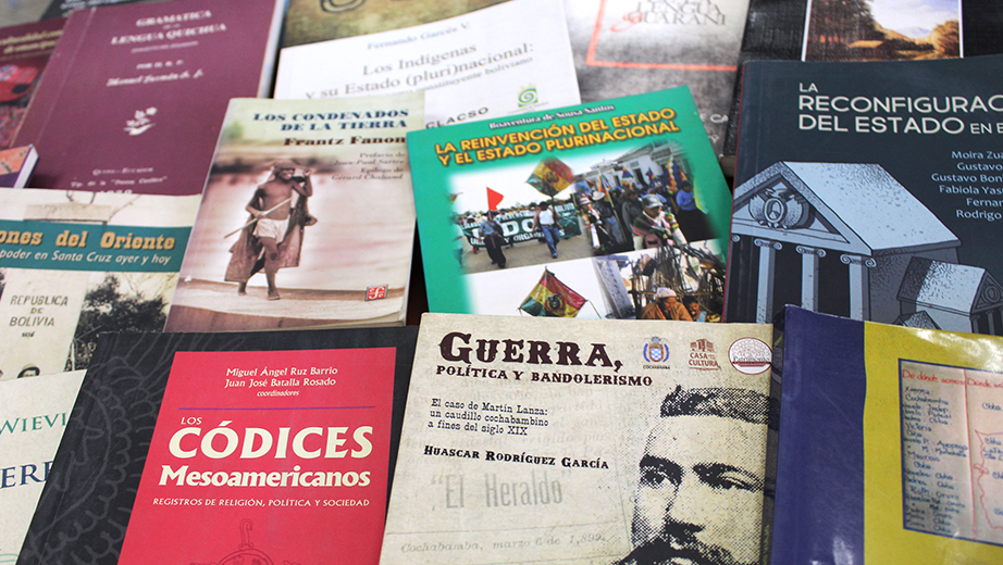 Colección de libros donados a la biblioteca de la sede Quito