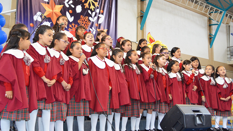 La Unidad Educativa Salesiana María Auxiliadora durante su presentación en el festival 