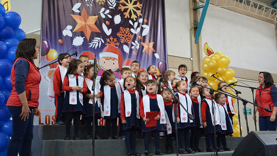 Coro de la escuela Reino Mágico durante su presentación en  el festival 