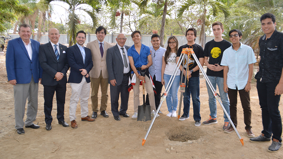 Autoridades de la UPS, representantes de la empresa constructora ETINAR y estudiantes