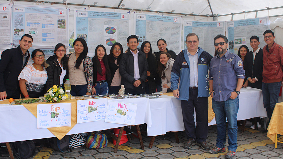 Estudiantes de la UPS, José Juncosa, vicerrector de la sede Quito, Ronny Lizano, profesor, durante la casa abierta realizada en San José de Ayora, Cayambe