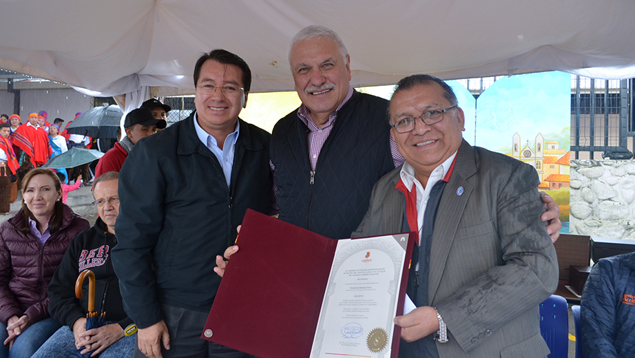 PACES receives a recogniton from the mayor of Cuenca